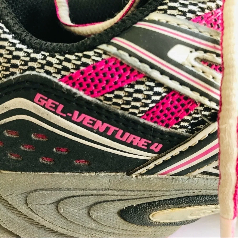 ASICS Gel Ventura 4 Sneakers Sz 9.5 silver & pink